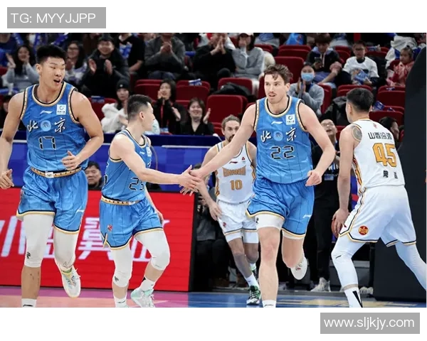 亚特兰大老鹰迎战劲敌,力争季后赛席位,全力拼搏展现团队风采 亚特兰大老鹰迎战劲敌,力争季后赛席位,全力拼搏展现团队风采