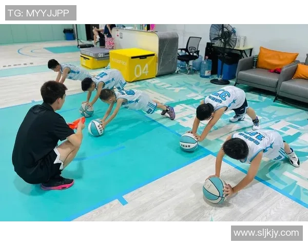 以篮球为纽带探索团队合作与拼搏精神在青春成长中的力量