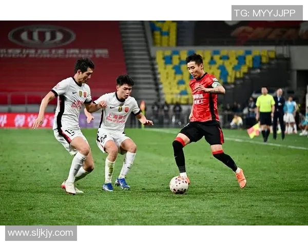 上海海港与成都蓉城激战正酣精彩对决引发球迷热议与期待